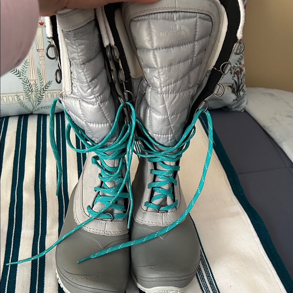 The North Face Stylish Women's Winter Boots with Teal Accents